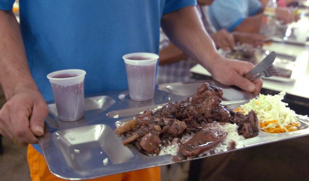 O almoço, pode ser arroz, feijão, salada, carne, suco ou algum outro prato. 