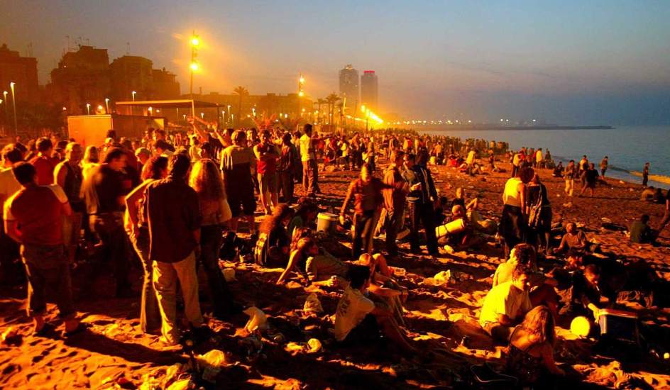 Grande parte dos jovens se reúnem meio  a praia para ver o novo dia chegar. 