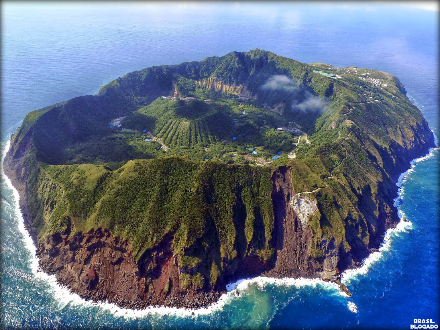 Como surge uma ilha vulcânica