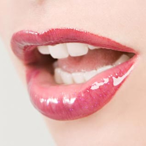 Lábios finos com gloss. (Foto: Reprodução)