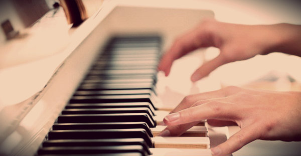 Para ser um bom pianista é preciso treinar bastante e ter um bom ouvido. 