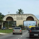A praia conta com ciclovia.