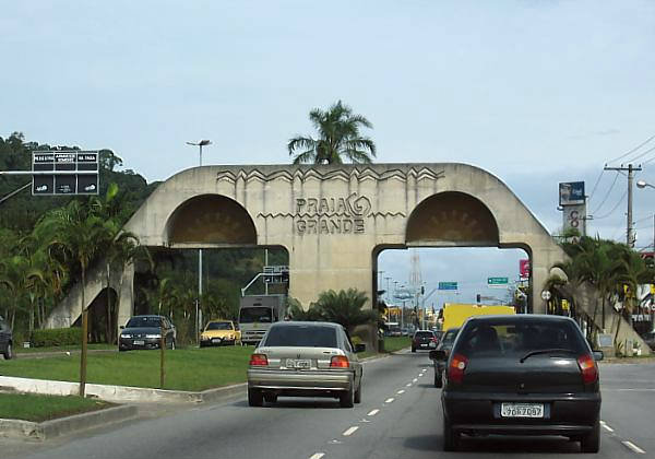 A praia conta com ciclovia.