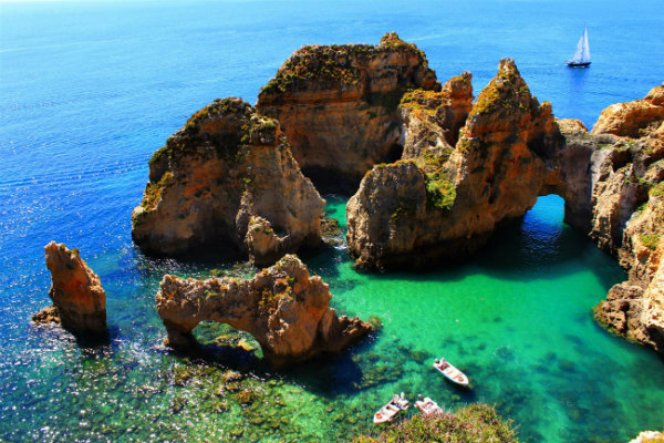 Em meio ao mar e a orla é possível ver vários paredões. 