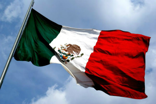 A bandeira do México é representada pelas cores, verde, branca e vermelha. 