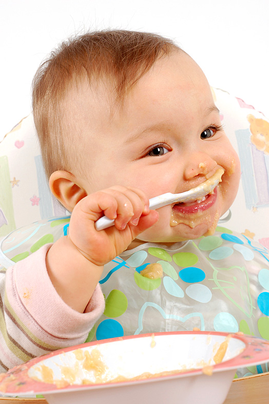 Existe a papinha pronta no mercado, porém a que é feita em casa, possui maiores nutrientes. 