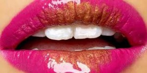 Lábios com batom rosa
