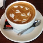 O café retira os principais nutrientes do leite.