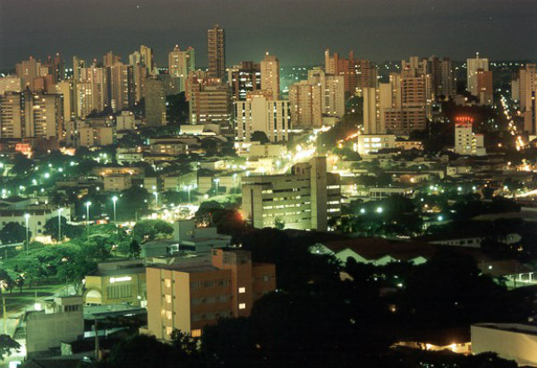 A noite de lá fica linda vista de um mirante. 