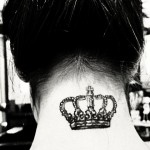 Tatuagem de coroa na nuca.
