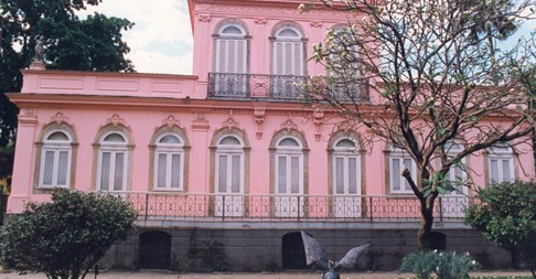 A casa já completou o seu centenário há alguns anos. 