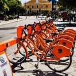 Andar de bicicleta faz bem para sua saúde e para o meio ambiente.