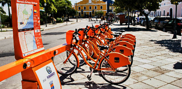 Andar de bicicleta faz bem para sua saúde e para o meio ambiente.