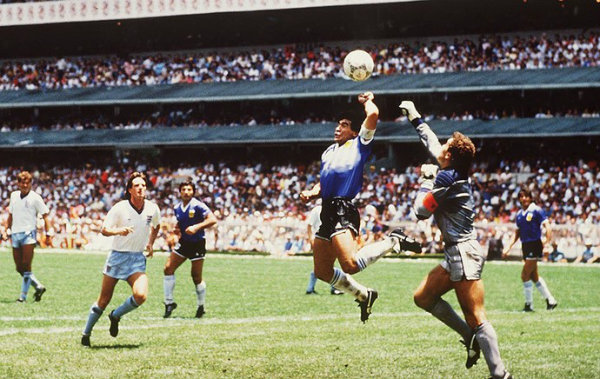 Há quem diga, que o gol feito por Diego Maradona na final, foi feito com a mão, o que por sua vez, não é permitido. 