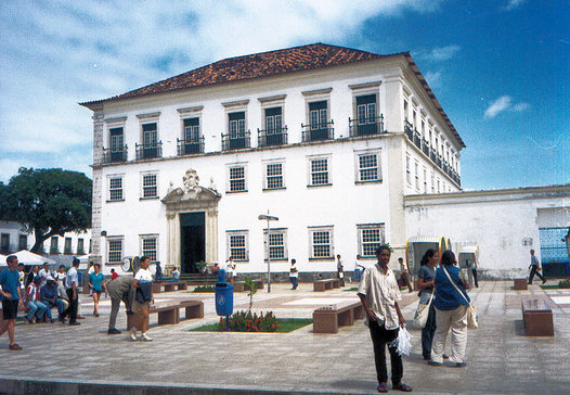 O palácio se situa na praça da Sé. 