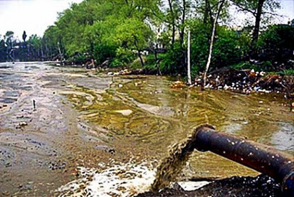 A poluição das águas pode acontecer por diversos motivos, porém o principal poluente e devastador do meio ambiente nessa área, são as industrias. 