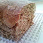 Cuidado no momento de sovar o pão, vá conferindo a quantidade de farinha.