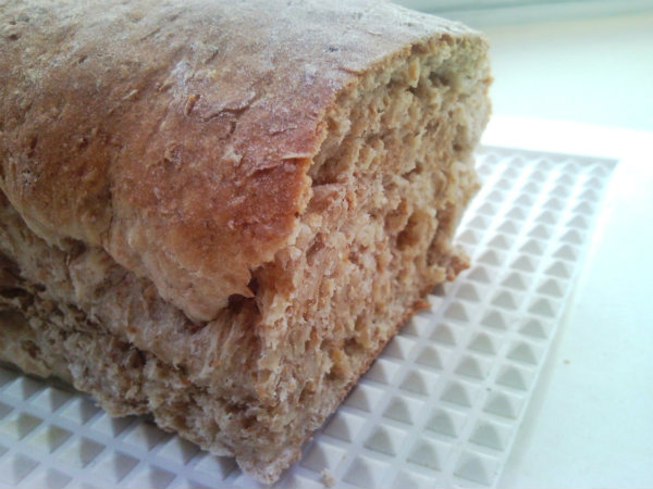 Cuidado no momento de sovar o pão, vá conferindo a quantidade de farinha.