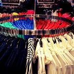 Roupas colocadas à venda antes do natal.