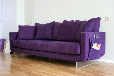 Sofa roxo.