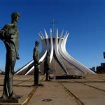 Ela possui o formato de uma coroa e em sua frente pode-se encontrar a praça dos três poderes.