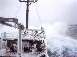 Se o navio congela, imagine só os pescadores, que ficam molhados o tempo inteiro. 