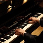 Para tocar piano é preciso manter uma postura, firme.