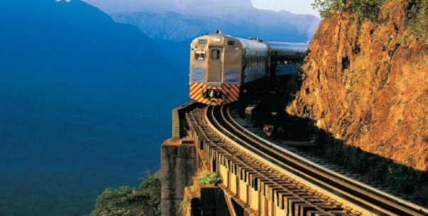 Trem de Curitiba passa por diversas paisagens naturais lindas. 